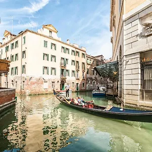Casanova Fenice - Canal View Apartment Venice